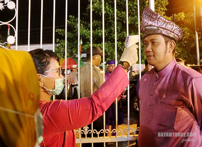 Bupati Bintan Apri Sujadi dicek suhu tubuh sebelum masuk di acara MTQ Kabupaten Bintan